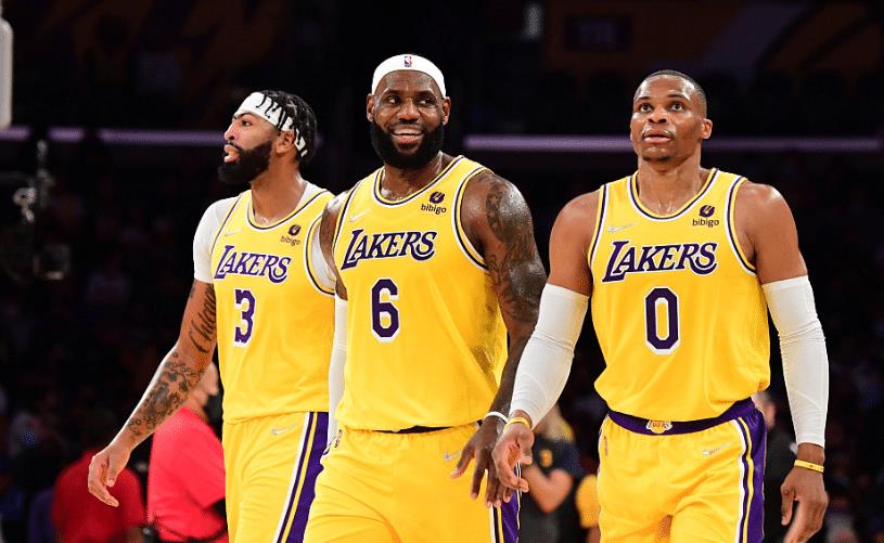 林小雪|湖人赢球更让威少难堪!换下他交权詹皇才翻盘,最强5人组没三双王