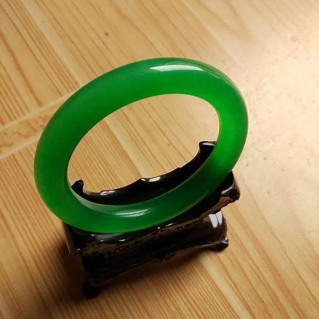 翡翠|翡翠的正色和偏色，你会分辨吗？