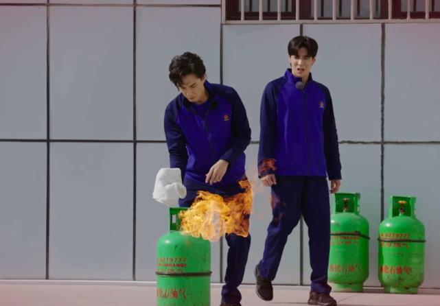 张淇|毫无常识！张淇用水扑灭燃气罐，险些酿成大祸，幸亏张晋及时制止