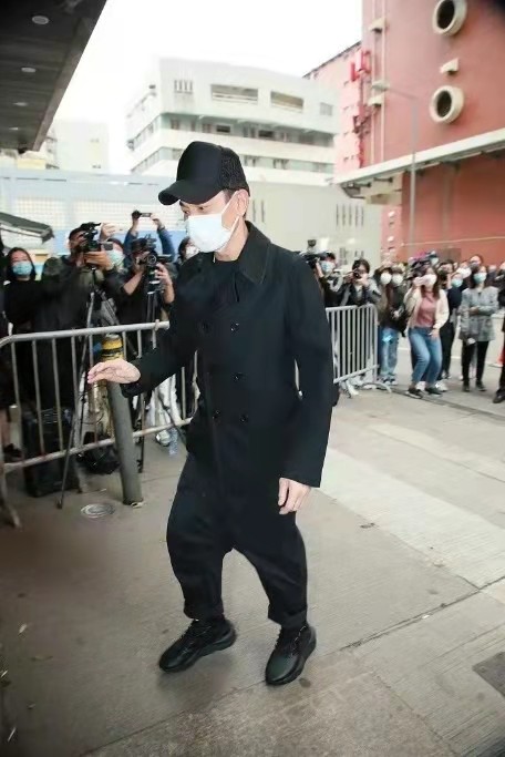 吴孟达|吴孟达葬礼巨星云集！周星驰身材消瘦不少，刘德华穿低裆裤太随意