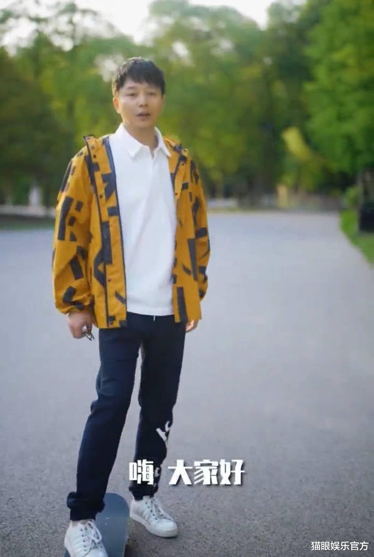 刘奕君|51岁刘奕君私下反差好大！玩滑板动作好轻盈，打扮比儿子还年轻