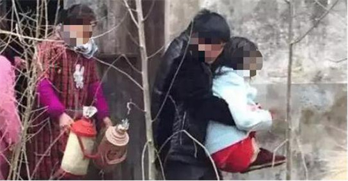 早恋 湖北一校花因早恋怀孕，被父母关地窖5年，发现时体重只剩60斤