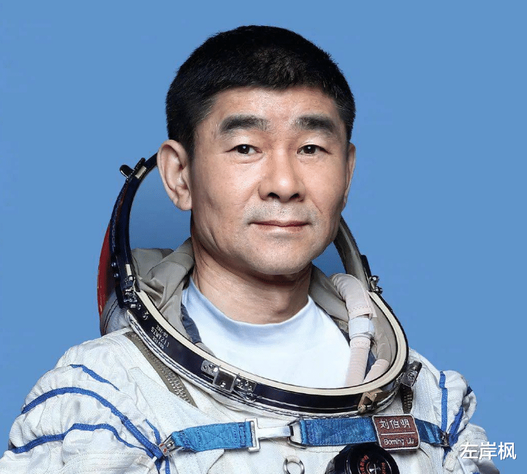 航天员 08年神七出舱遇险情,刘伯明:当时展示国旗,就做好了牺牲的准备