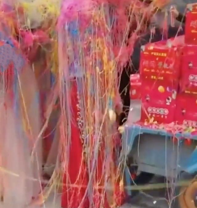 邹俊岚说 温州:大喜日新娘与伴娘被彩花喷成“盘丝洞”,网友:可怕!