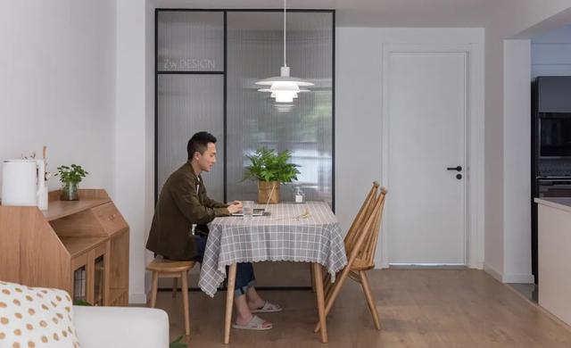 103㎡现代简约，留白+原木+绿植，让生活悠闲舒适有故事