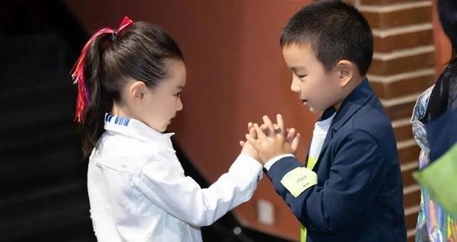 佟大为|佟大为三胎儿子终于“露正脸”！