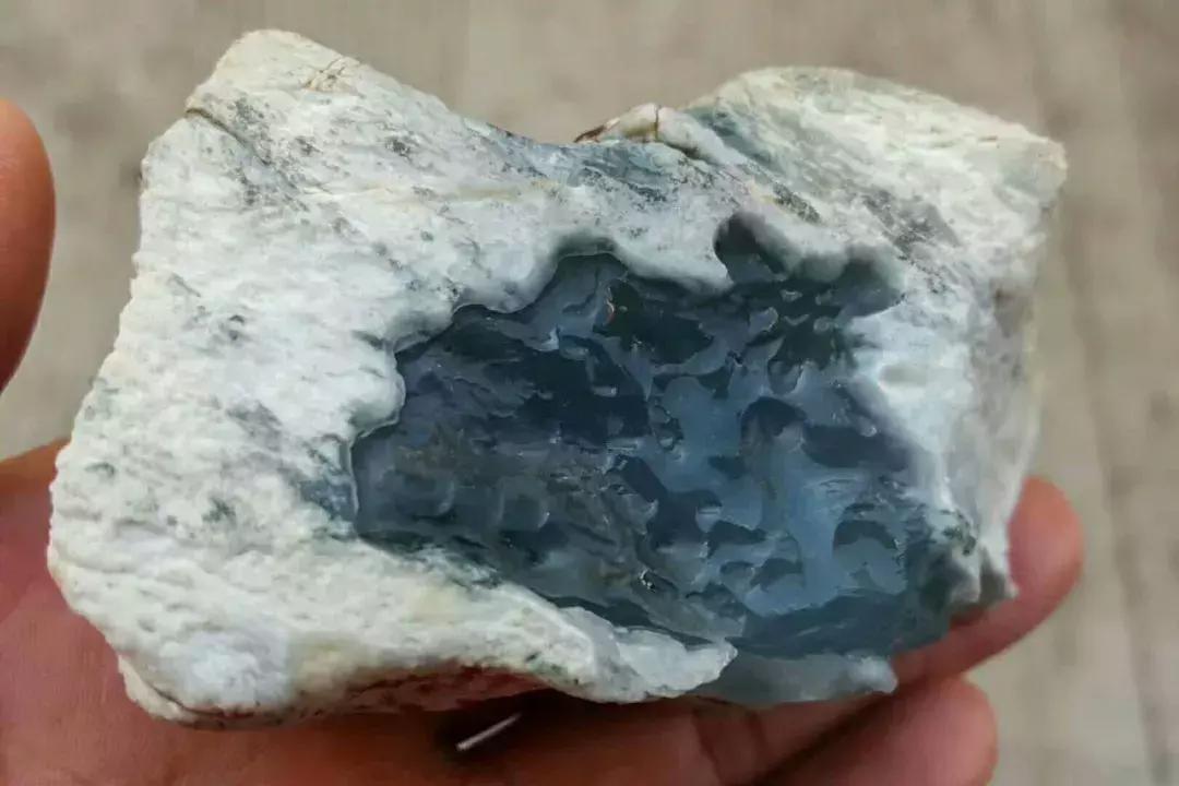 翡翠|翡翠原石中的石灰皮皮壳，机会很大的皮壳！