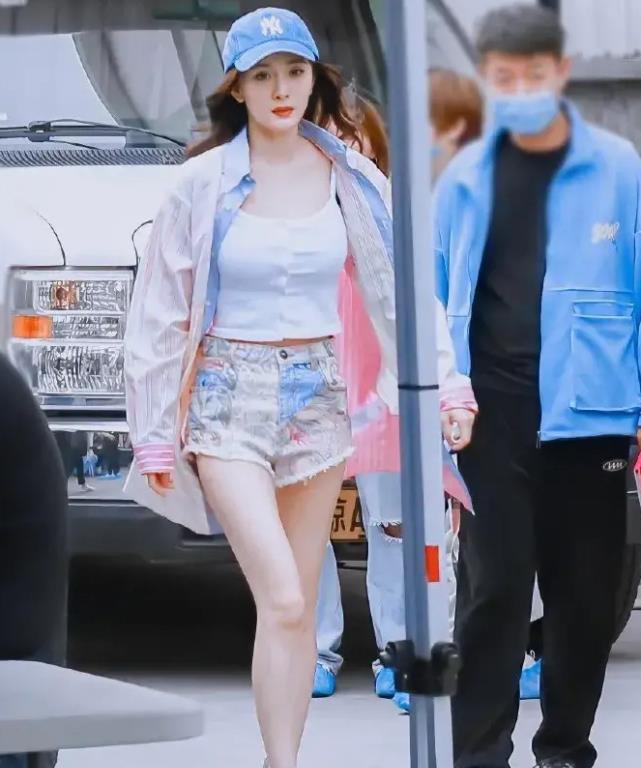 杨幂|杨幂离婚后这么不羁？穿着女儿裤子出行，轻松秀出圈内最细美腿