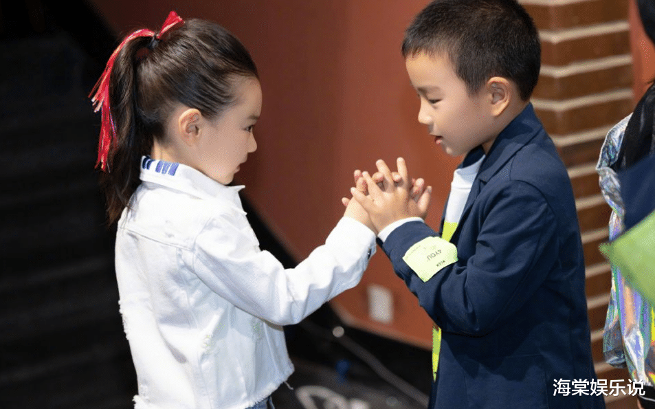 佟大为|董璇女儿这么小就会赚钱！与佟大为儿子拉手走秀超萌，互动好有爱