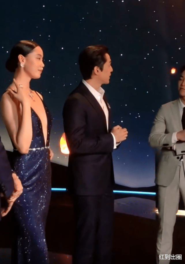 胡歌|39岁胡歌罕见出席活动，被安排和模特互动，对方穿着大胆开放显尴尬