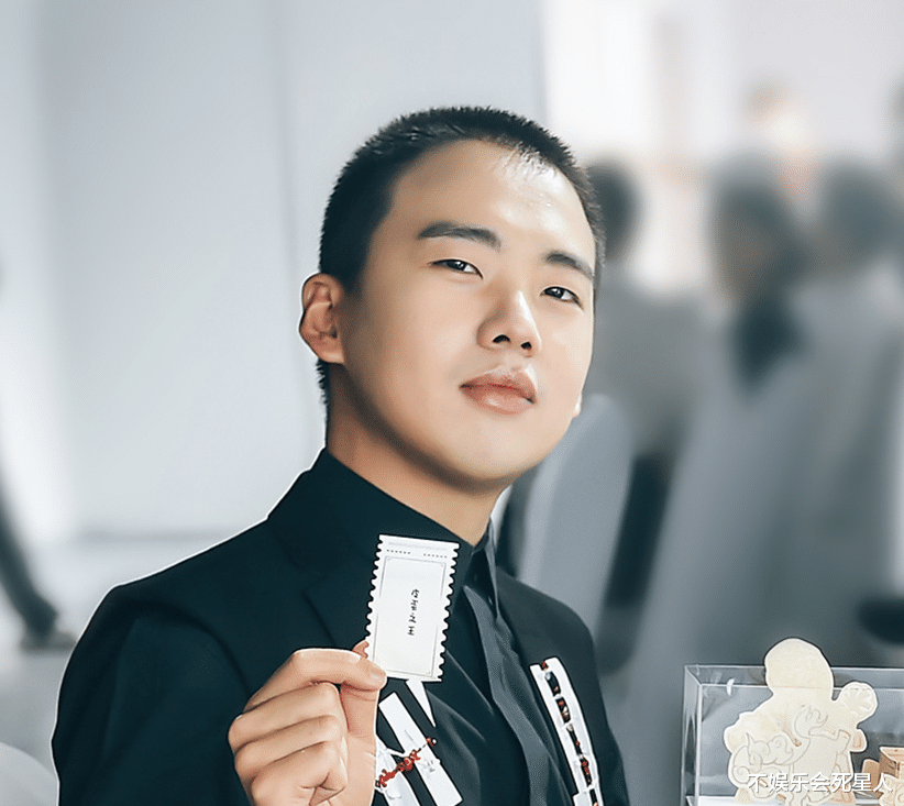 超越|于和伟刚获影帝又出大作，和郭麒麟一起合作，两人在发布会上尬舞