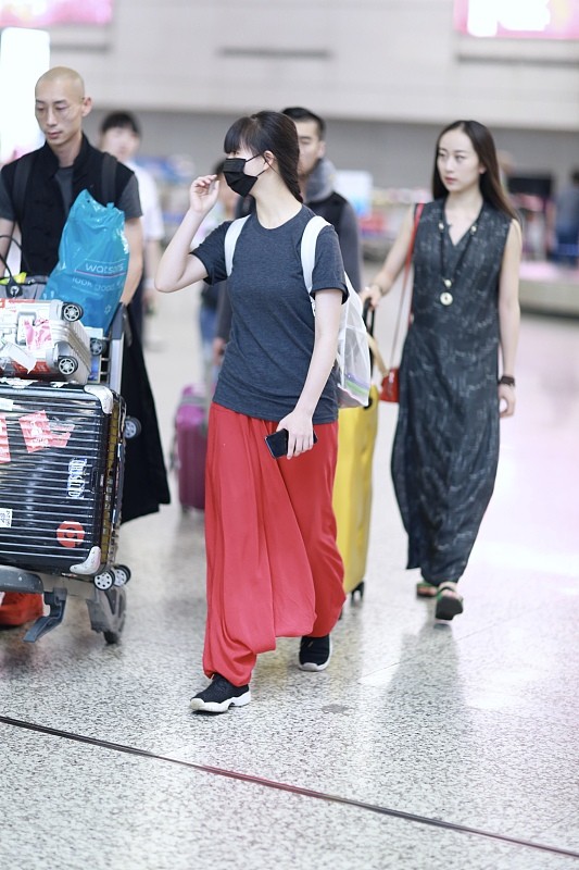 BiuVogue|杨丽萍的外甥女虽然才20多，但是打扮的挺奇怪，服装老气造型大胆