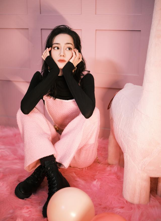 迪丽热巴|又被圈粉了！迪丽热巴穿粉背带裤甜酷可爱元气足