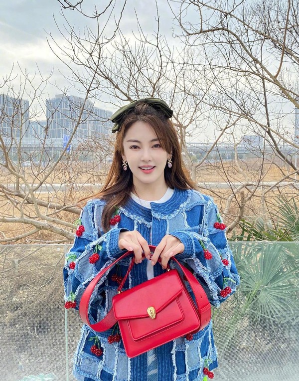 穿衣搭配|张雨绮真是敢穿，头上顶这么大个蝴蝶结，全靠自己的高级感撑起来