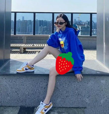 宣云|潘玮柏为妻子庆生，宣云穿衣甜美大长腿抢镜，手捧鲜花一脸幸福样