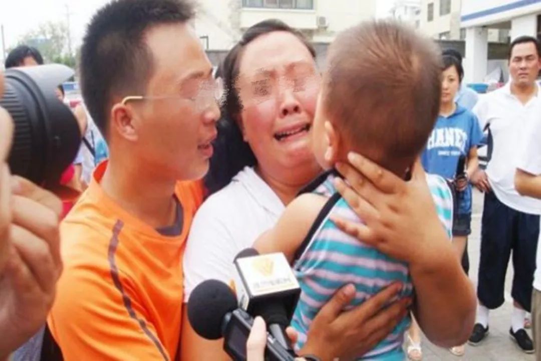 C媽學堂 媽媽帶娃坐火車給娃買6張票被稱霸座，帶娃出門會遇到哪些難題？