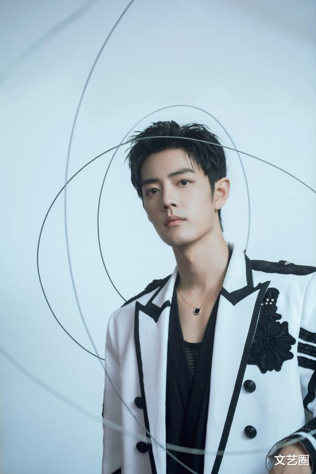 肖战|肖战被质疑种发际线，网友从工作室扒出不同时期照片发现额头变化明显