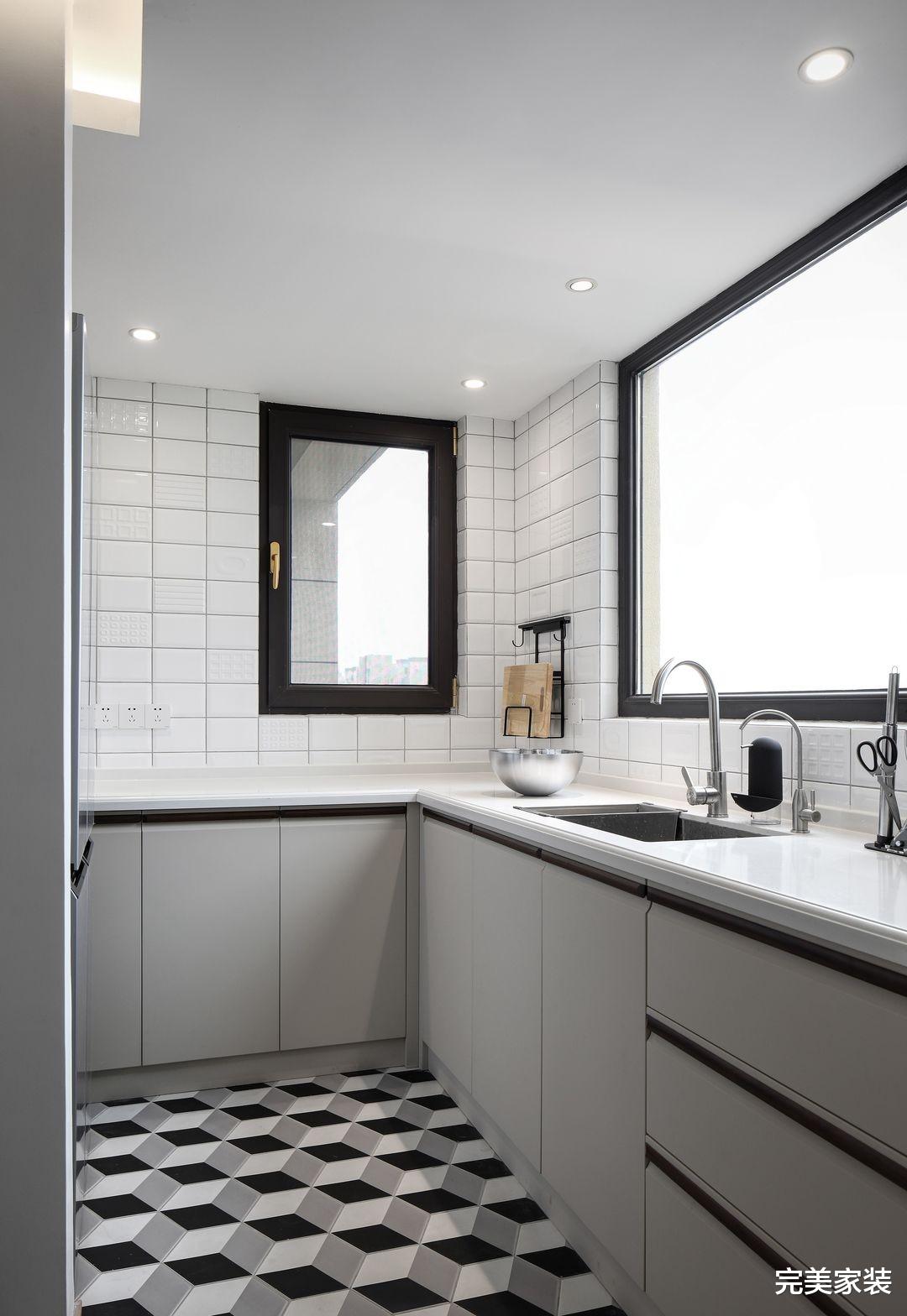 极简三居室的变身秀,用时间展现出美貌,为业主打造理想住宅