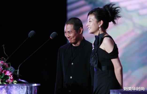 刘美华时尚|百褶裙开始不受宠了,看赵薇都穿紧身裙了,时髦显高还好看