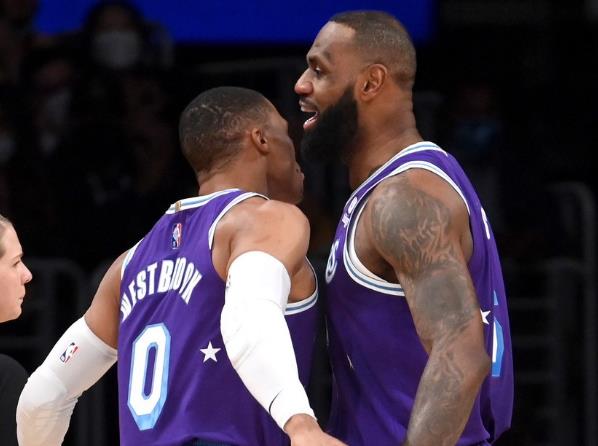 湖人隊|領(lǐng)先19分被狂追！湖人奇葩景象：詹皇三分4中0 威少0失誤7中1