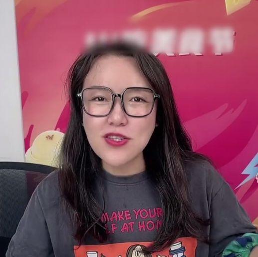 |网红“浪味仙”性别之谜，单身10年独自带娃，女装大佬实属无奈