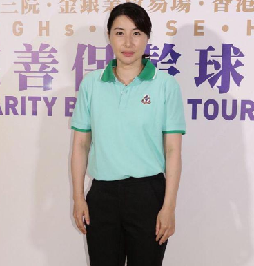 时尚风行派|郭晶晶骑行造型太经典！穿亮粉Polo衫不怕被衬黑，霍启刚穿国货更潮