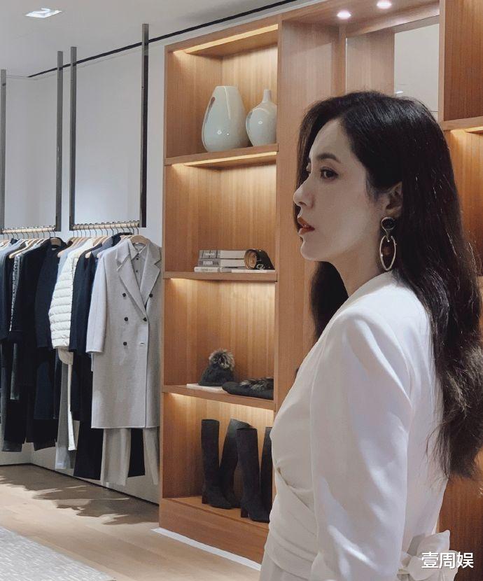 曾黎|45岁曾黎现身活动捞金，一只手捂着胸口，原因太过真实了！