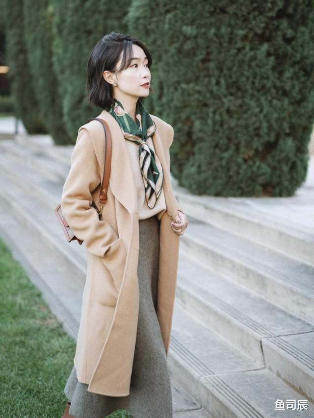 鱼司辰 降温了,大衣下装搭配上裙子,展现出女性魅力,高级干练又时髦