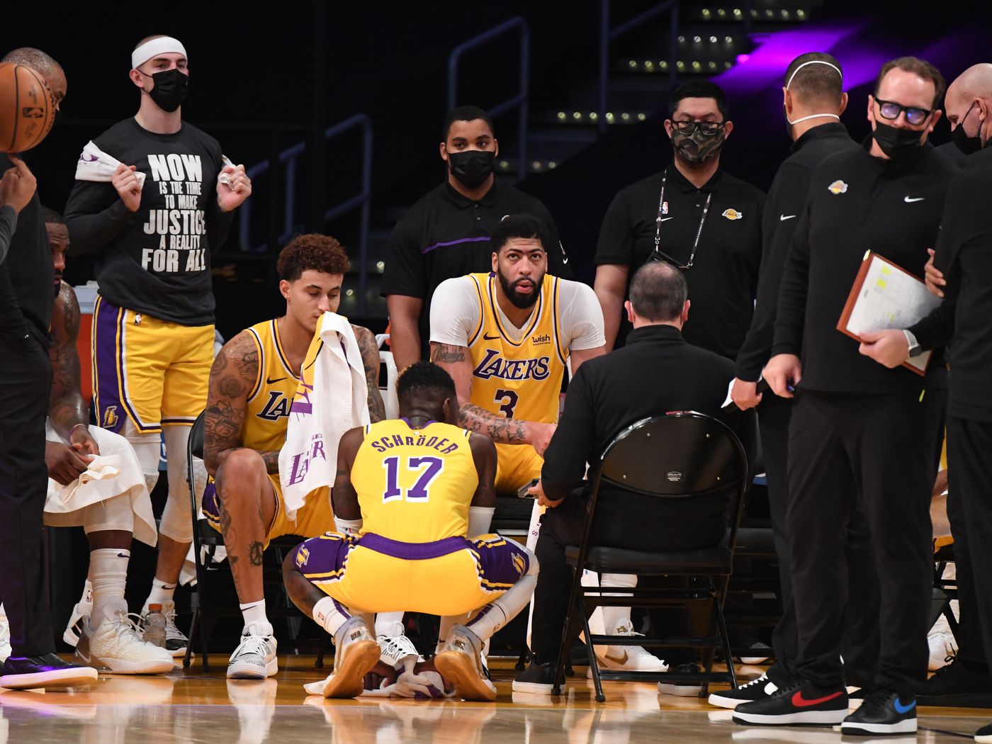 勒布朗·詹姆斯|詹姆斯自曝湖人失敗真因！合影布克時雙膝包裹冰袋，表態不想打奧運會