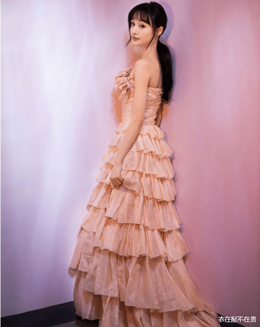 景甜|33岁景甜确实敢穿，海报却遭央视PS，P图技术真可谓天衣无“缝”