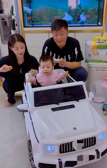 贺树峰|谢永强妻子顺利出院，躺床上手捂腹部还不能动，女儿一旁哭闹不休