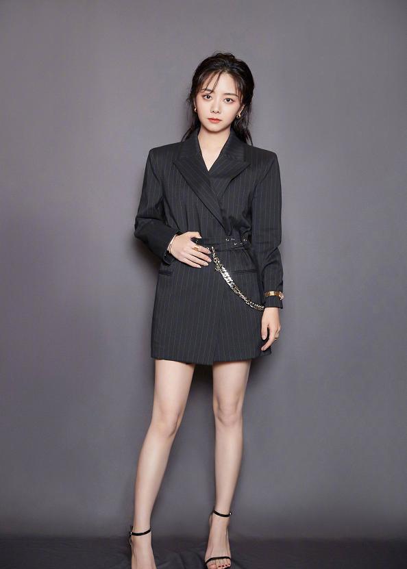 谭松韵|终于相信谭松韵奔三了，穿轻熟风西装走机场，气质越来越出众