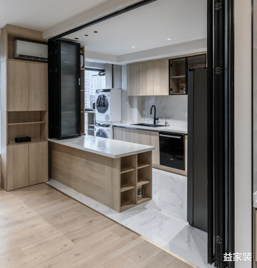 现代风格的绝美搭配,厨房和餐厅连在一起,不仅实用还能享受阳光