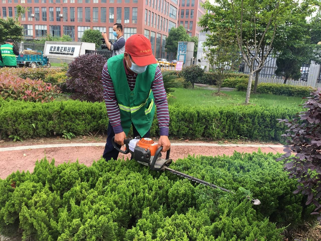 胡了说扒道 展园丁匠心，开展园林植物修剪技能大赛，尽显园林人风采