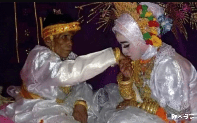 印尼19歲女孩出於真愛嫁給58歲老漢，收瞭15畝地當彩禮-圖2