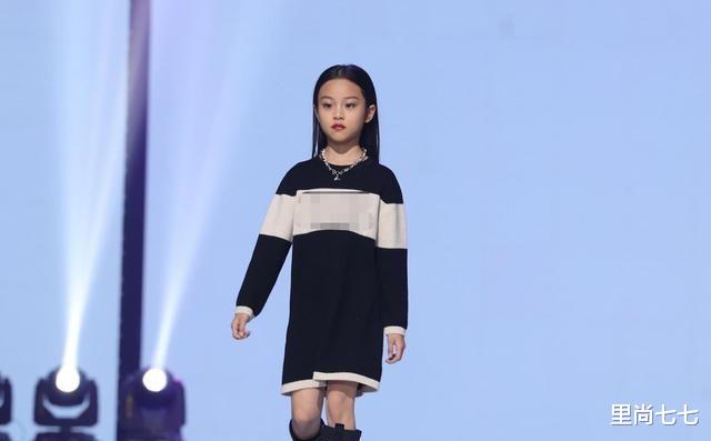 贾云馨|甜馨要出道？T台首秀化浓妆红唇太成熟，鞋子太大走路变“顺拐”