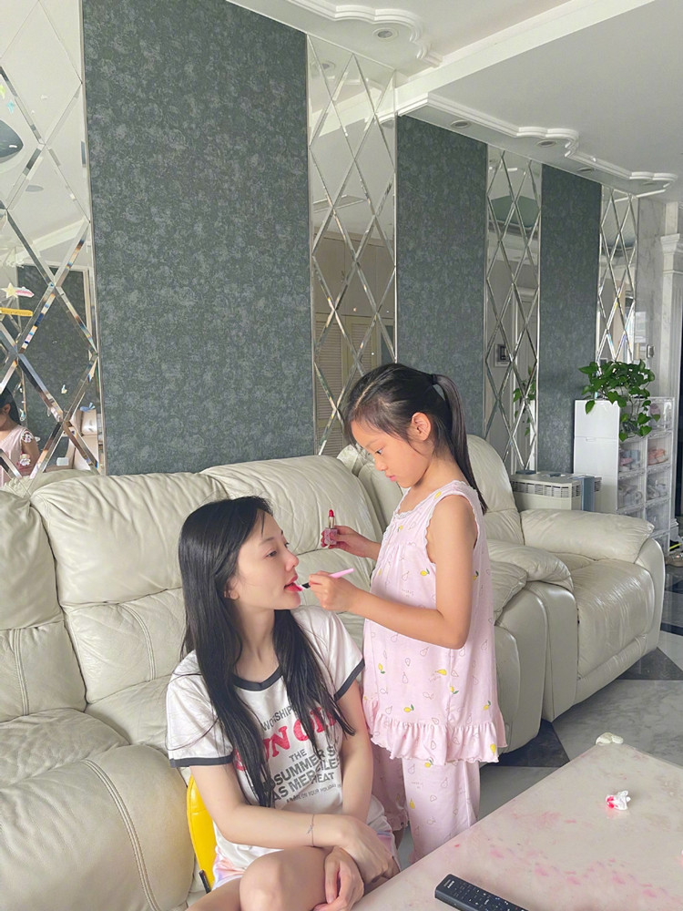 猫姐穿搭经|甜馨为妈妈涂口红画面温馨,39岁李小璐打扮甜美,母女同框似姐妹