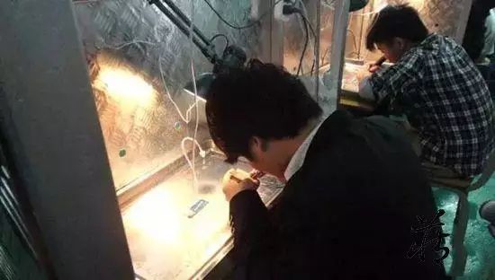 玉雕|1200块翡翠被粗切,老板大哭一场,看看玉雕大师如何化腐朽为神奇