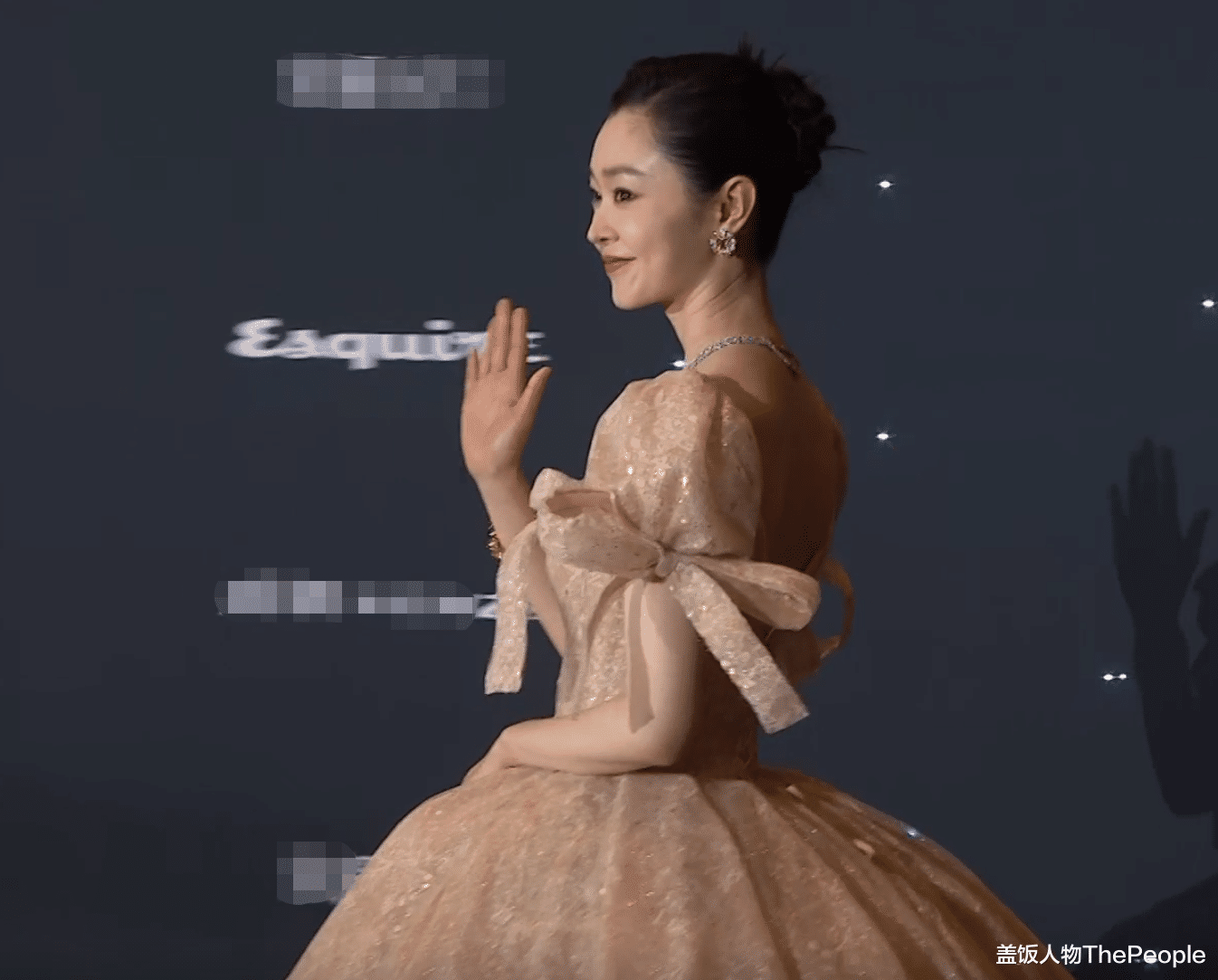 火龙果|时尚先生红毯女星抢镜：有人穿成火龙果，还有人发型撞款潘长江