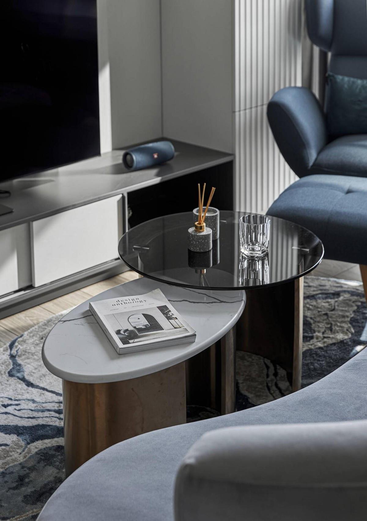 父母吐槽的灰色装修，这对年轻夫妻却很喜欢！77平进门就是高级感