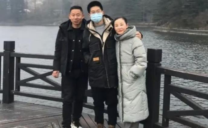 |孙卓弟弟孙辉接受采访，称愿意跟着哥哥一起睡，已成为学校名人