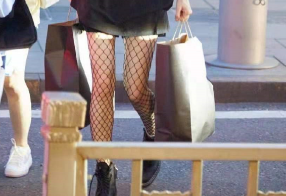 杨幂|35岁杨幂逛街被偷拍！穿渔网袜秀白嫩美腿，两手拎满袋子不见助理