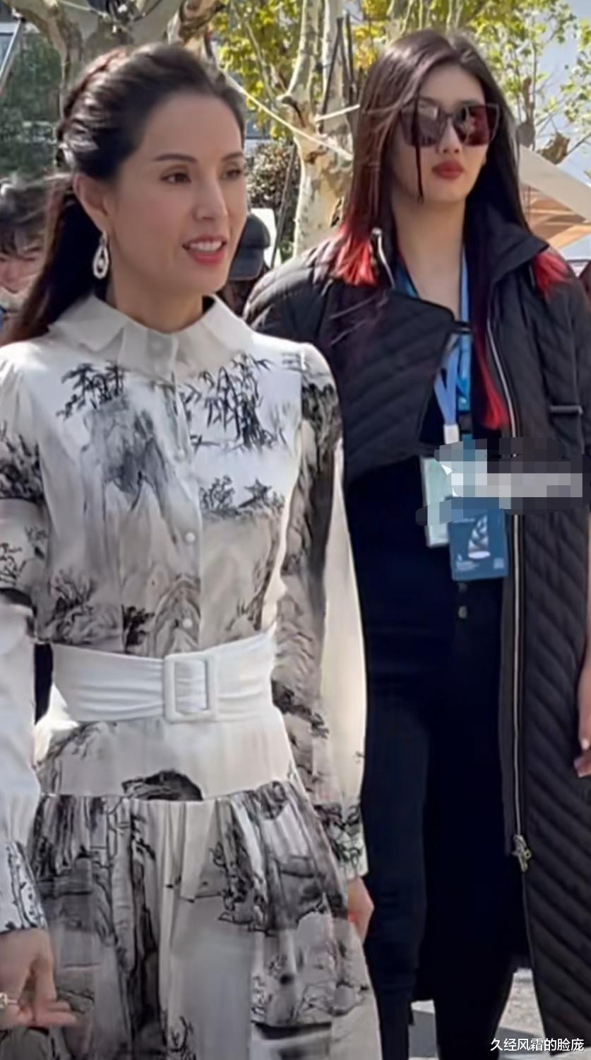 娄艺潇|李若彤风韵犹存，55岁了还是小蛮腰，却险被美女保镖抢风头？