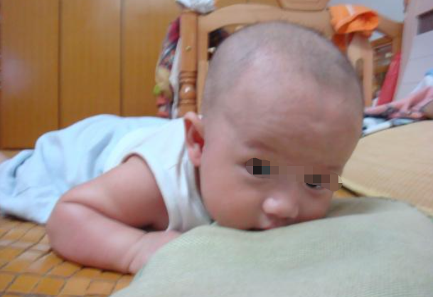 糖果的妈妈|反复“揪袜子”的快乐,小宝宝有更深的体会,新手爸妈别嫌烦哦