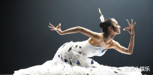 贾玲|62岁杨丽萍已无仙气！常年吃花瓣只为做仙子，如今容颜苍老拄拐出行