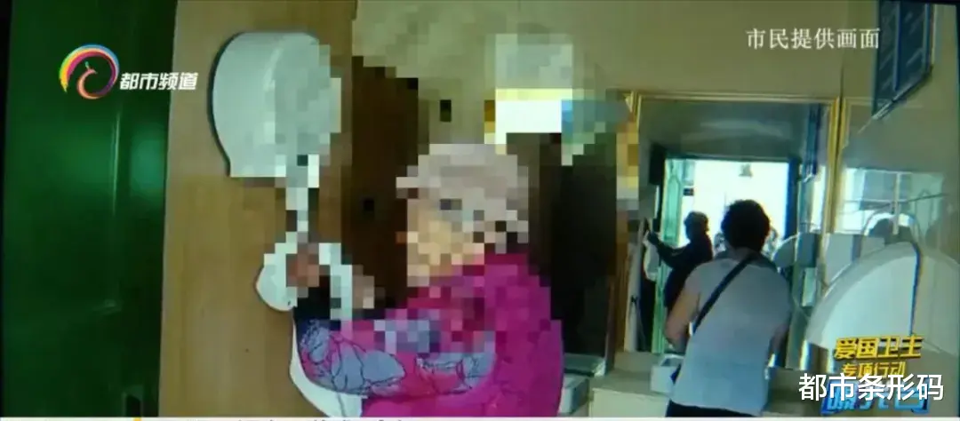 都市条形码 一天能用1000多米!公厕免费手纸用起来不心疼?