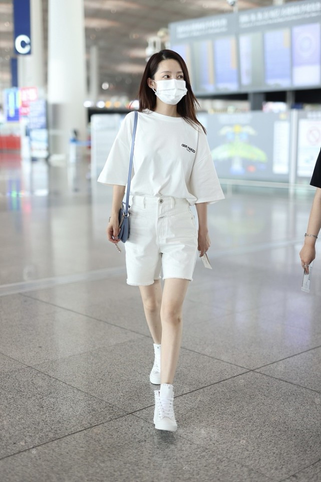 李沁|李沁真好看，白色T恤搭白色短裤，这么简简单单穿多美啊！