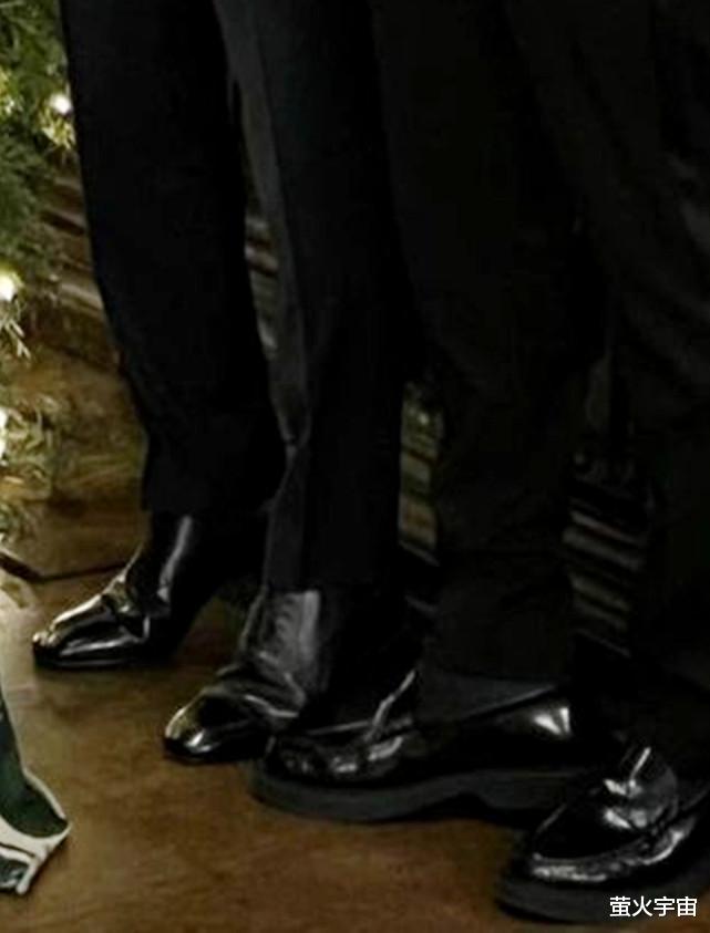 贝克汉姆|贝克汉姆全家福中的小秘密，46岁老爸掂脚尖，妄图追上儿子身高