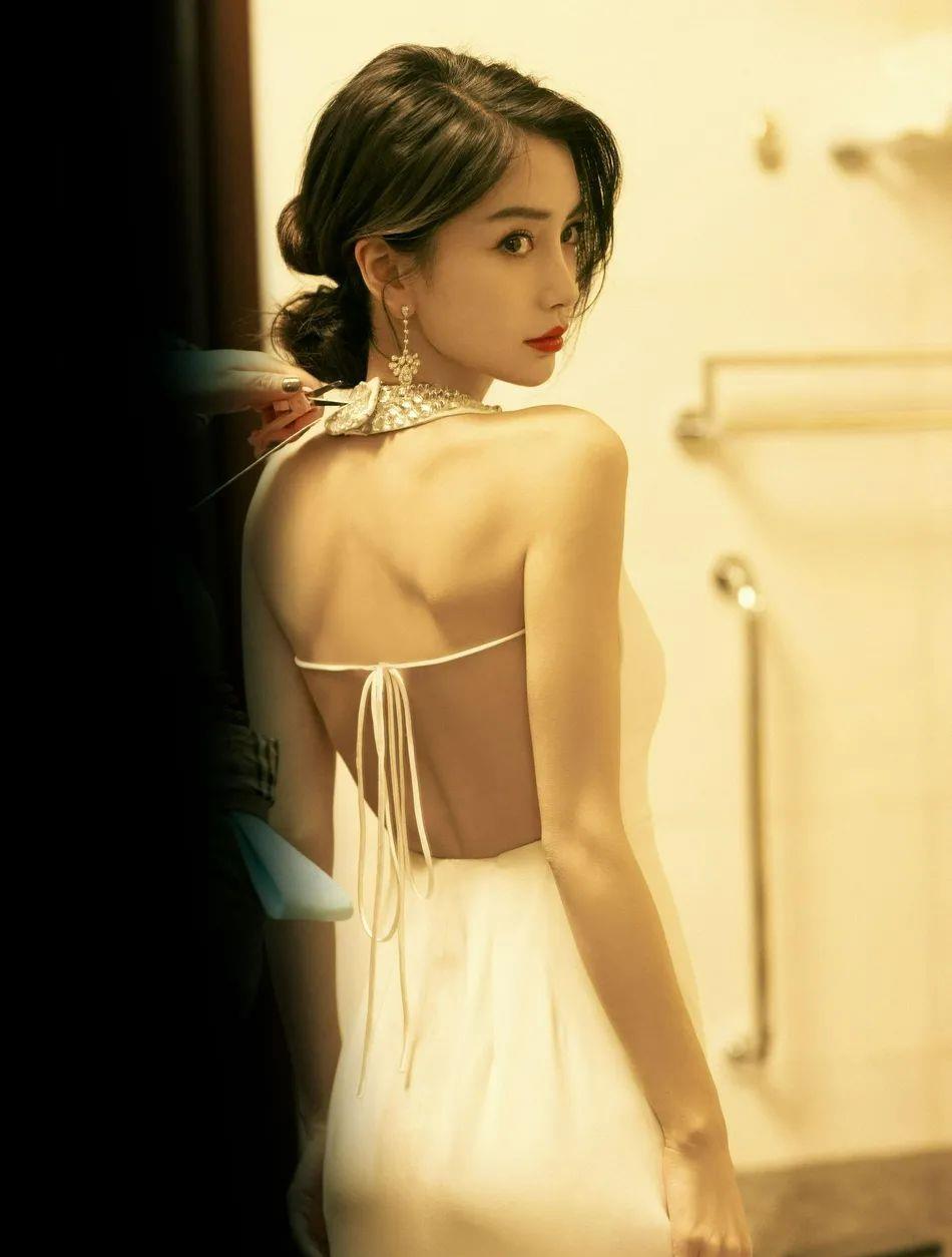Angelababy|杨颖穿纯白色露背长裙超美艳！雪肤玉貌身材高挑性感撩人