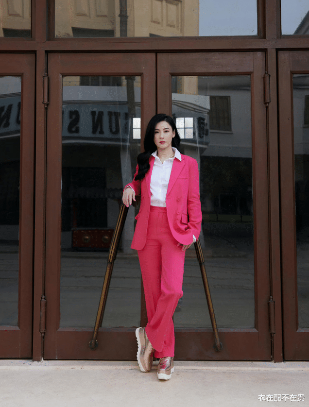 衣在配不在贵 谢霆锋前妻真会打扮,穿一身正装都这般优雅,看着就很“港风”!